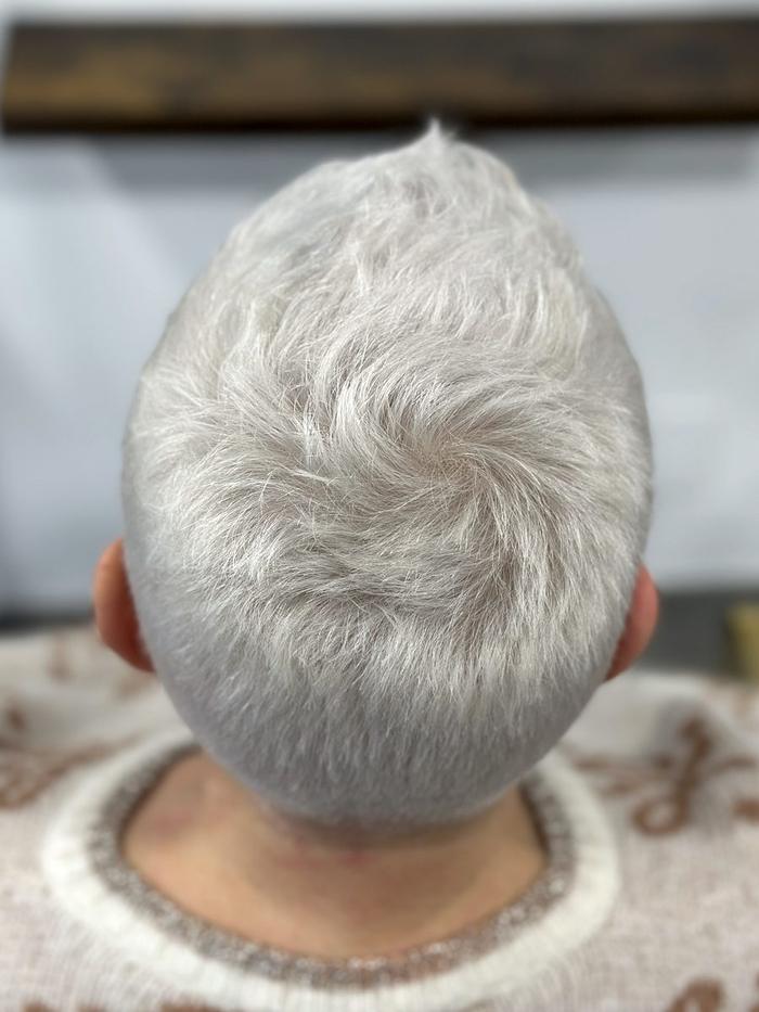 Décoloration et patine, après : blanc platine uniforme sur cheveux courts