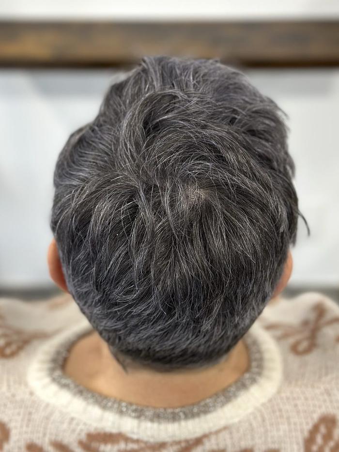 Décoloration et patine, avant : cheveux courts poivre et sel, gris foncé