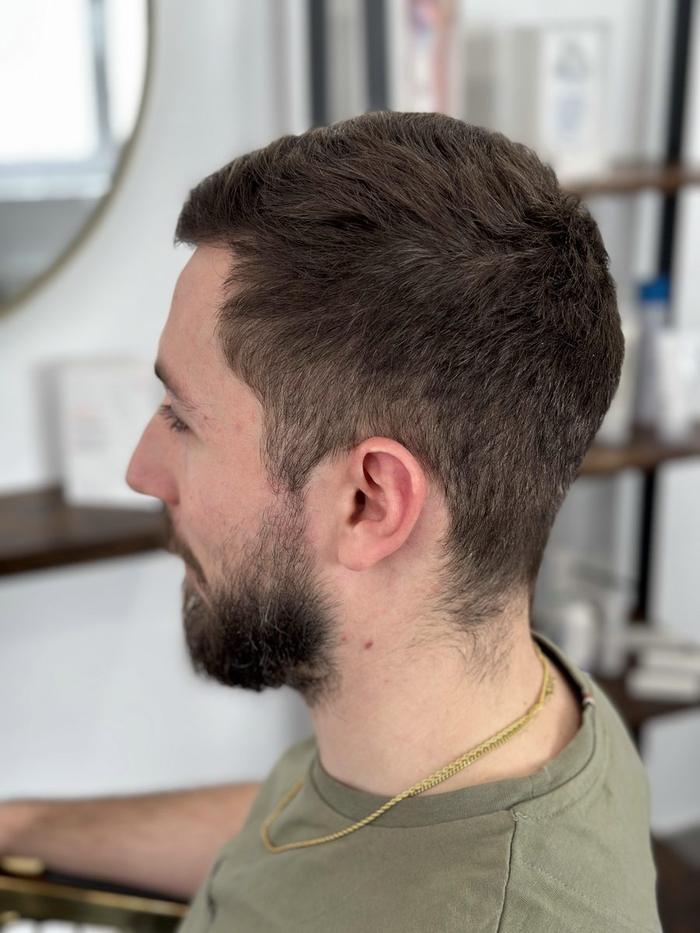 Décoloration et patine, avant : cheveux courts châtain foncé
