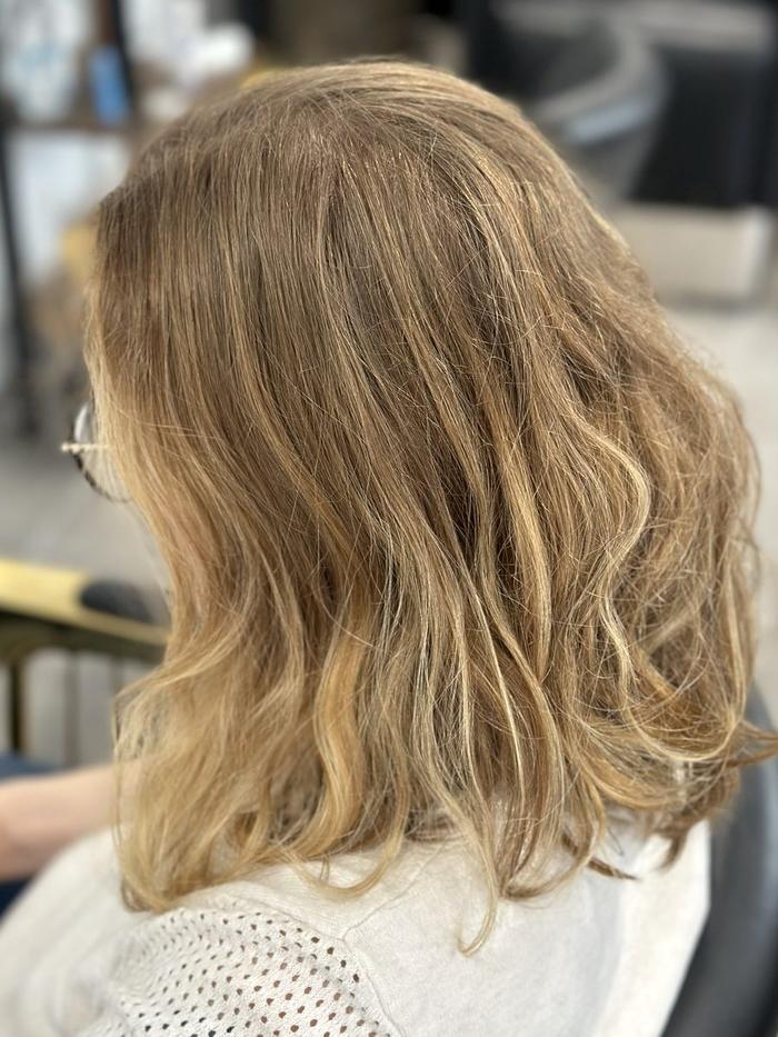 Balayage 3D copper, avant : blond terne et irrégulier sur un carré ondulé