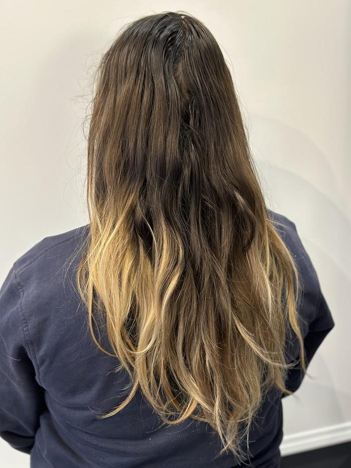 Balayage-ombré dimension, avant : longueurs blondes ternies sous des racines foncées
