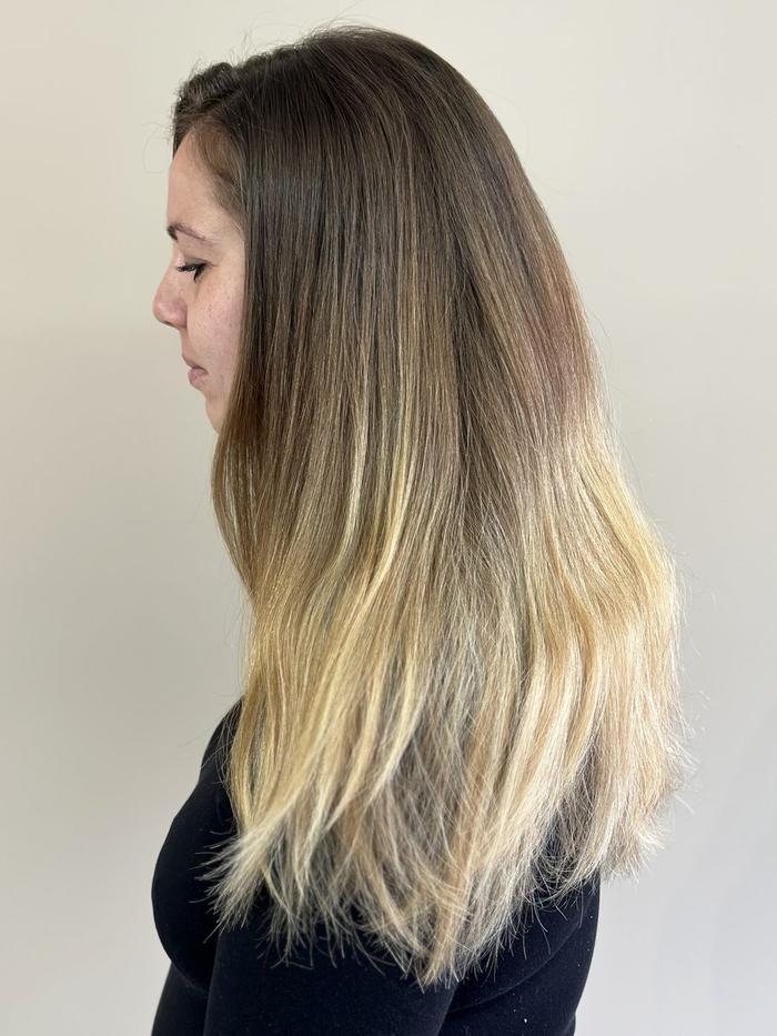 Balayage-ombré dimension, avant : ombré blond jauni sur longueurs lisses
