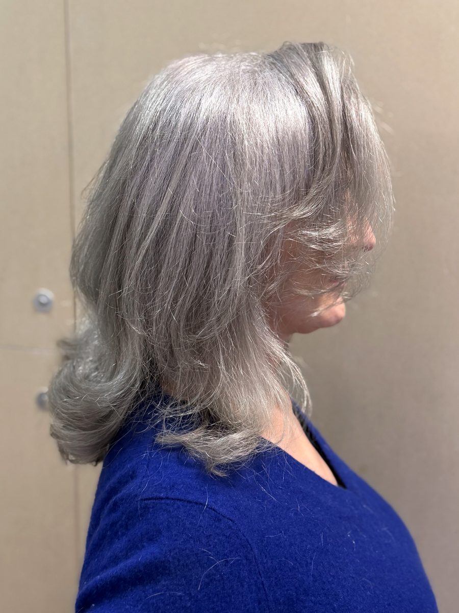 Greyblending, après : gris argenté fondu de la racine aux pointes