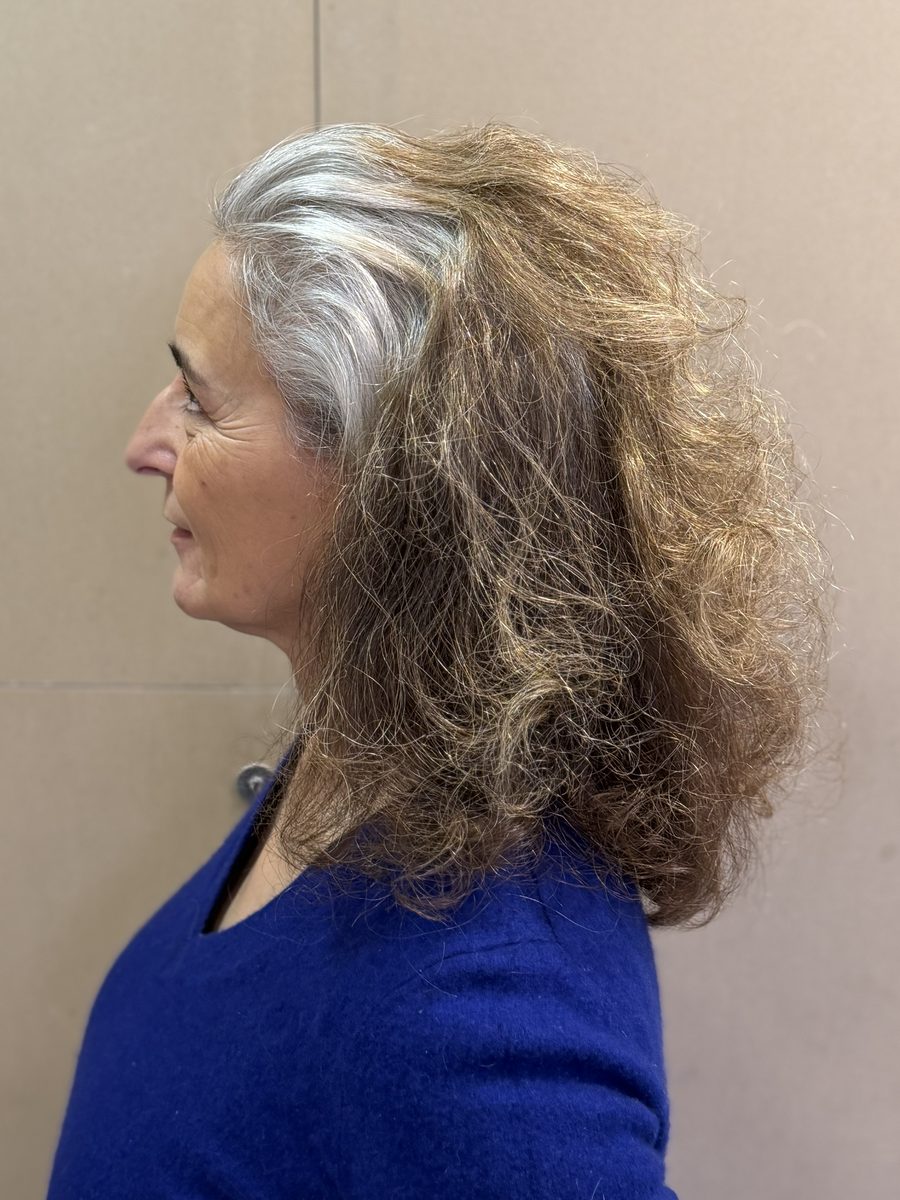 Greyblending, avant : cheveux mi-longs bouclés, blanc en racines et longueurs plus foncées