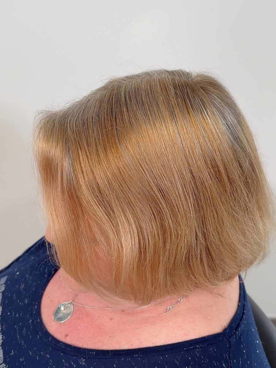 Greyblending, avant : carré court blond cuivré recouvrant le blanc