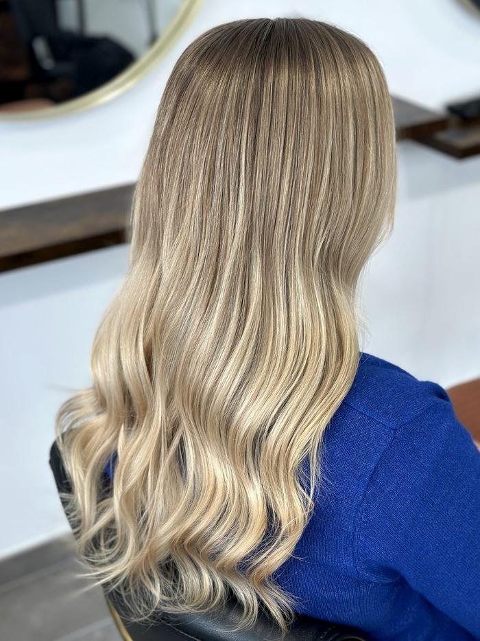 Balayage-ombré inversé, après : racine fondue et longueurs lumineuses