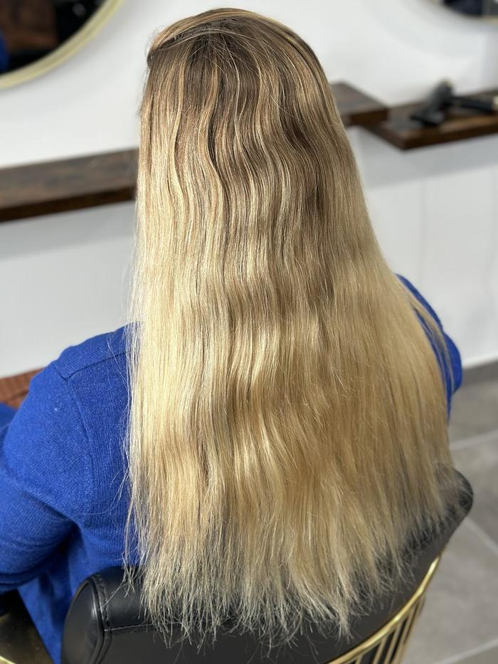 Balayage-ombré inversé, avant : blond décoloré sur les longueurs, racines foncées marquées