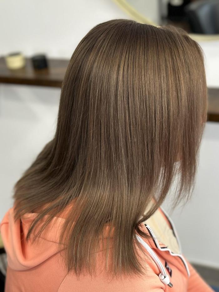Color reverse, après : châtain clair uniforme et brillant