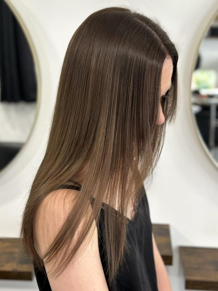 Sombré-hair inversé, après : châtain fondu de la racine aux pointes