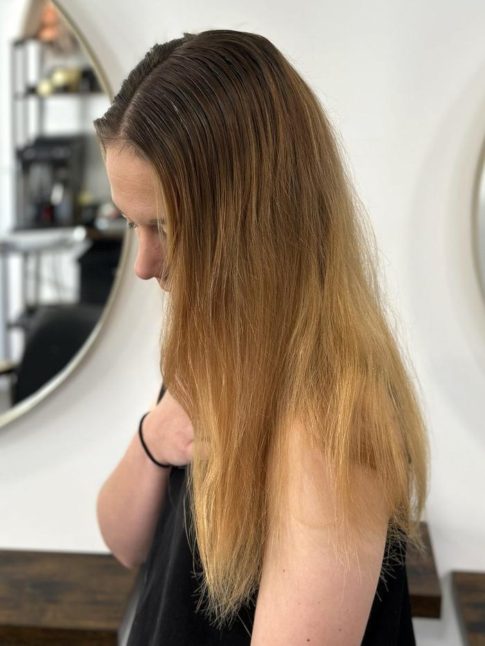 Sombré-hair inversé, avant : longueurs blond doré sous des racines foncées