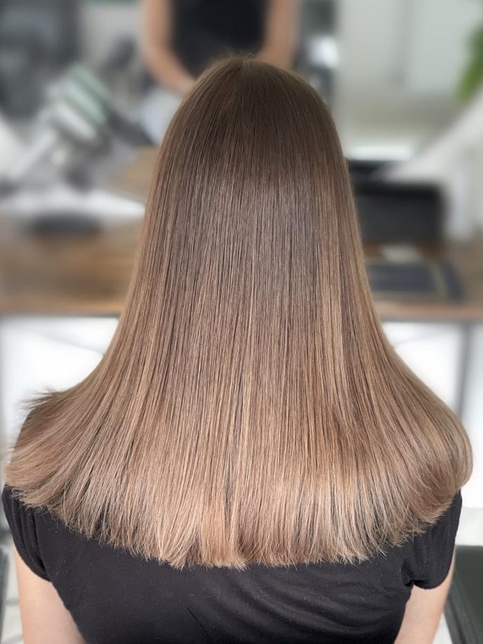 Ombré hair inversé, après : châtain fondu, pointes gardées plus lumineuses