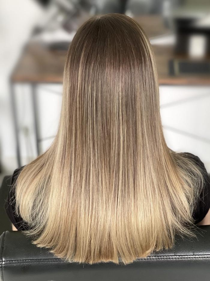 Ombré hair inversé, avant : longueurs très claires sous une racine châtain